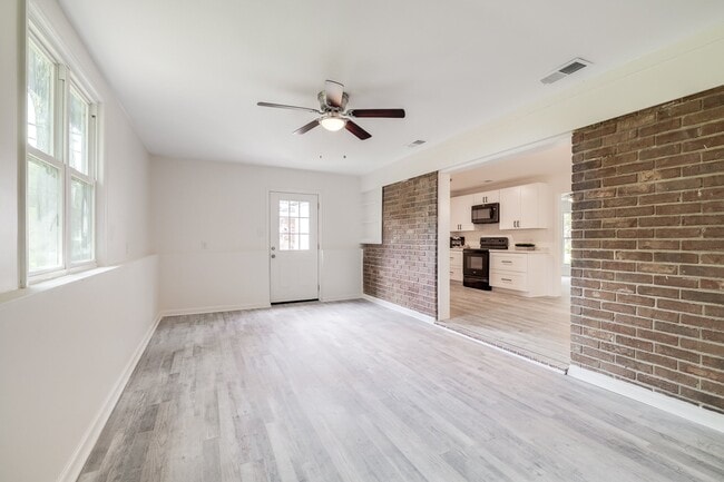 Building Photo - 925 Staley Ave