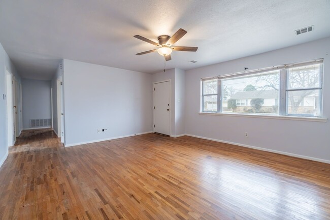 Building Photo - Pleasant Living: 3 Bed, 1 Bath Home in For...