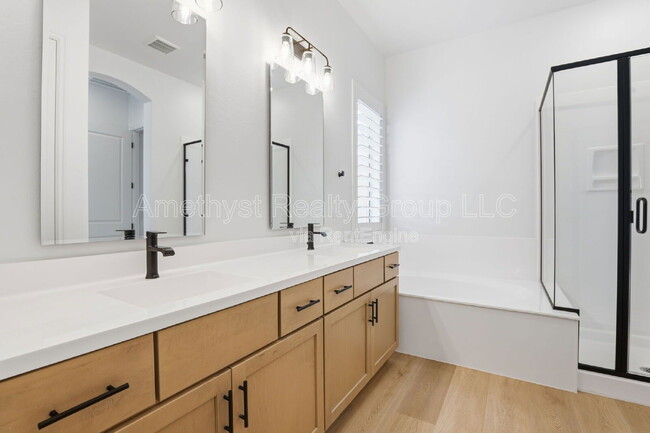 Building Photo - 15660 W Pershing St