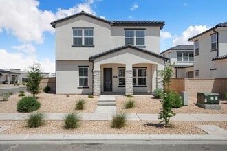 Building Photo - 672 W Cyn Pne Dr