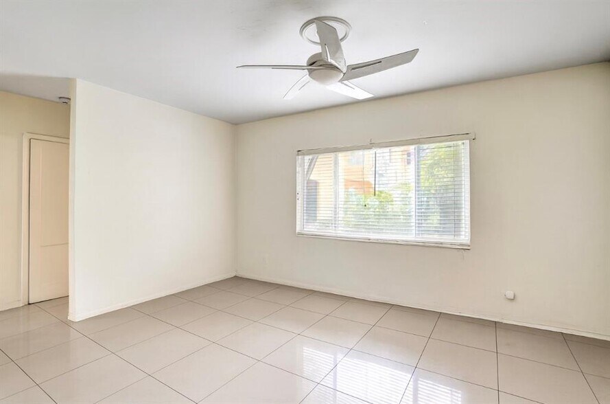 Building Photo - 717 NE 16th Ave