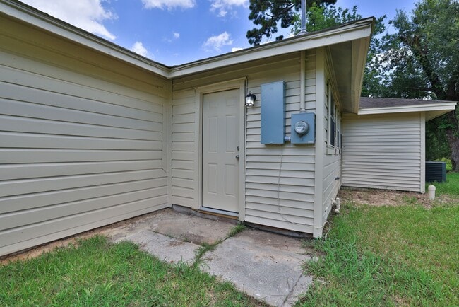 Building Photo - 9026 Lake Forest Blvd