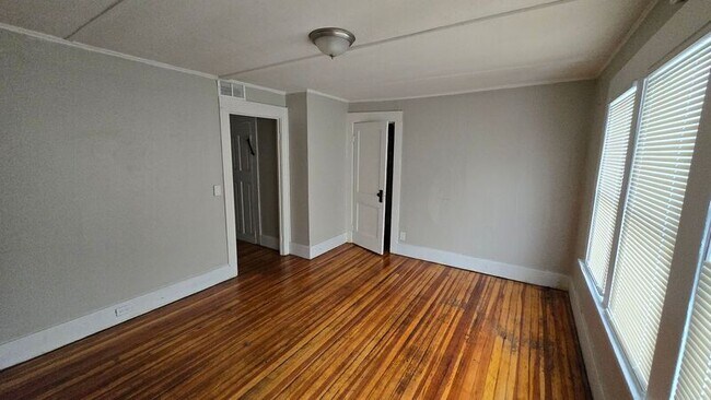Building Photo - 345 Melville St