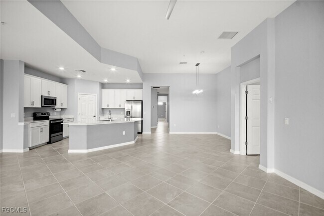 Building Photo - 12000 Santaluz Dr