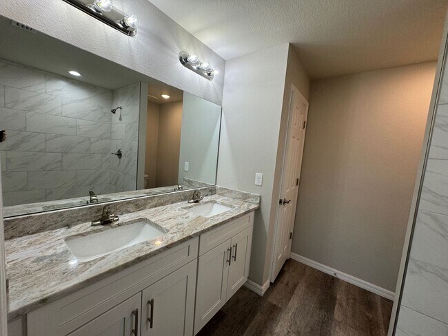 Building Photo - Desirable Silver Springs Shores - 3/2/2 **Won't Last**