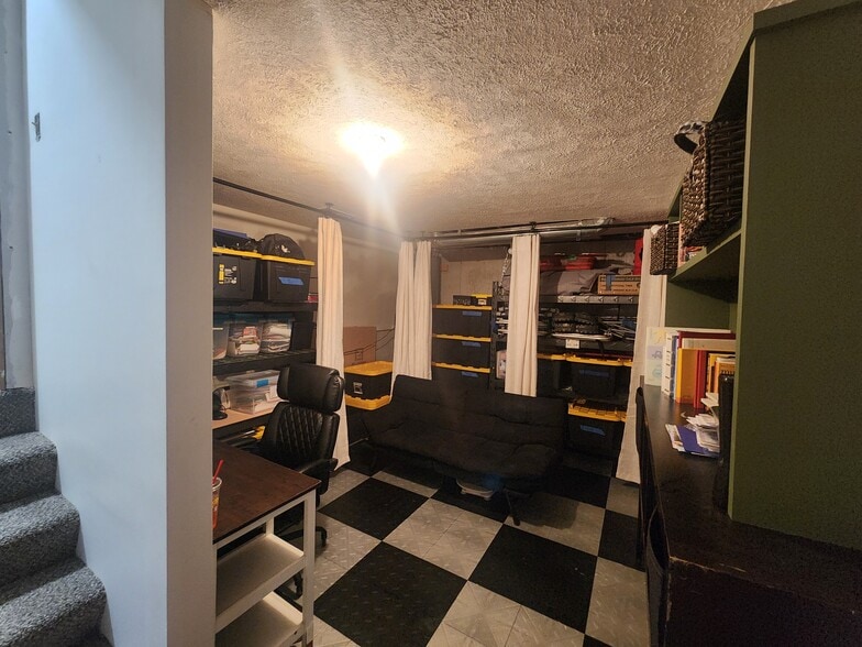 Building Photo - 828 SW Highland Ave