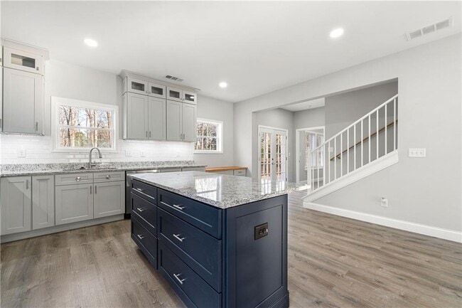 Building Photo - 450 Oliver Ridge Dr