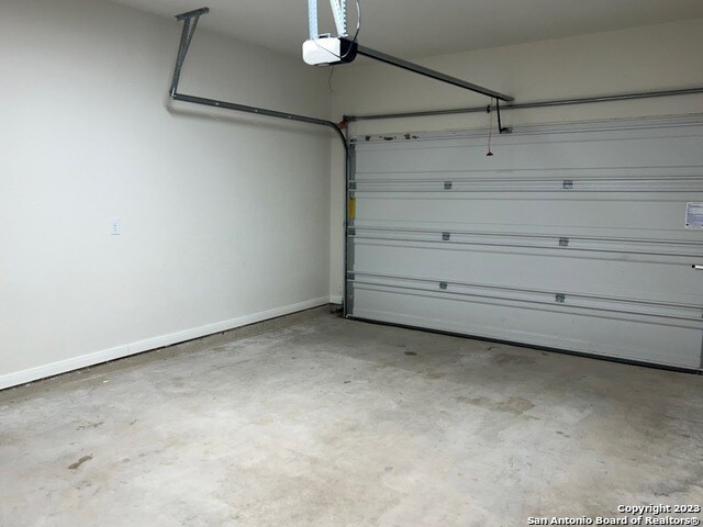 Building Photo - 10343 Lynwood Crk