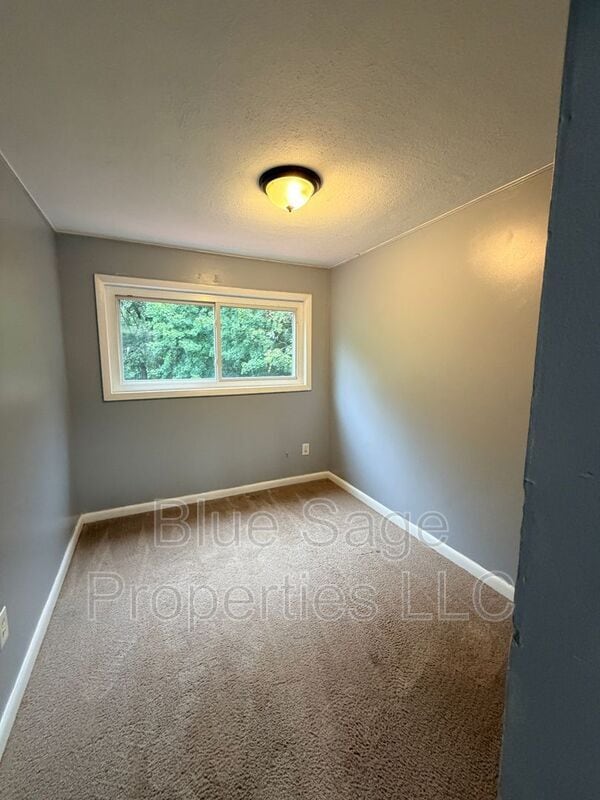 Building Photo - 2118 Valleyview Dr