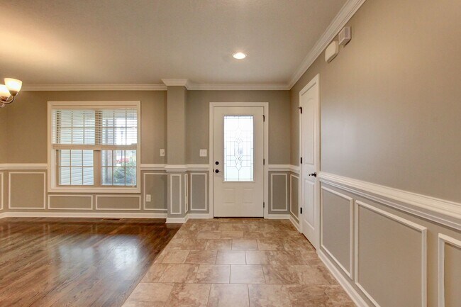 Building Photo - Executive Home on Cul de sac off exit 8.  Hurry.