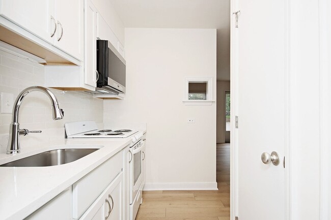 Building Photo - Student-Friendly 1BR Apartment Near The School of Data Science