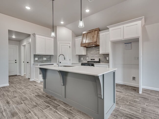 Building Photo - Newer Home available Mid-August 2026- Mustang Park- Storm Shelter