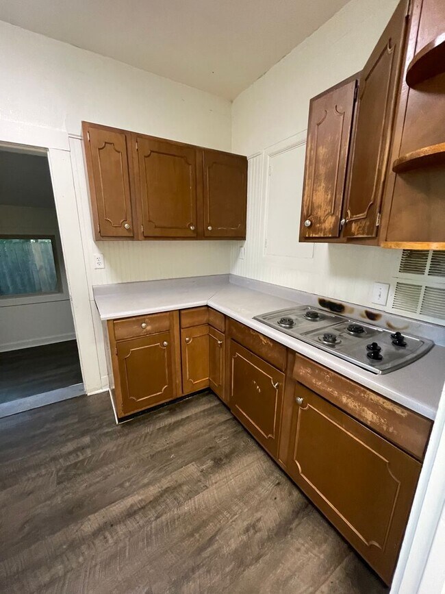 Building Photo - 5 Bedroom Available November