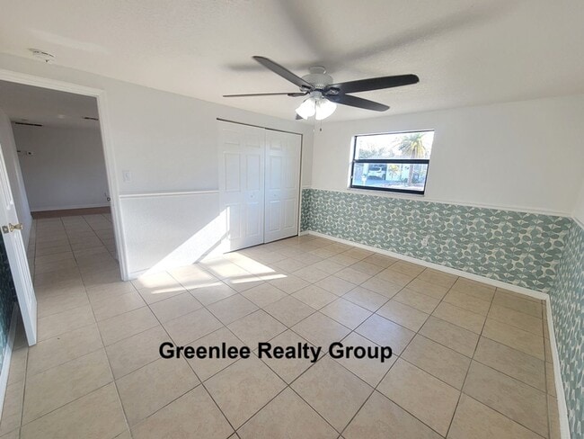 Building Photo - Spacious 3BR with bonus room and fenced yard just minutes from Tarpon Springs