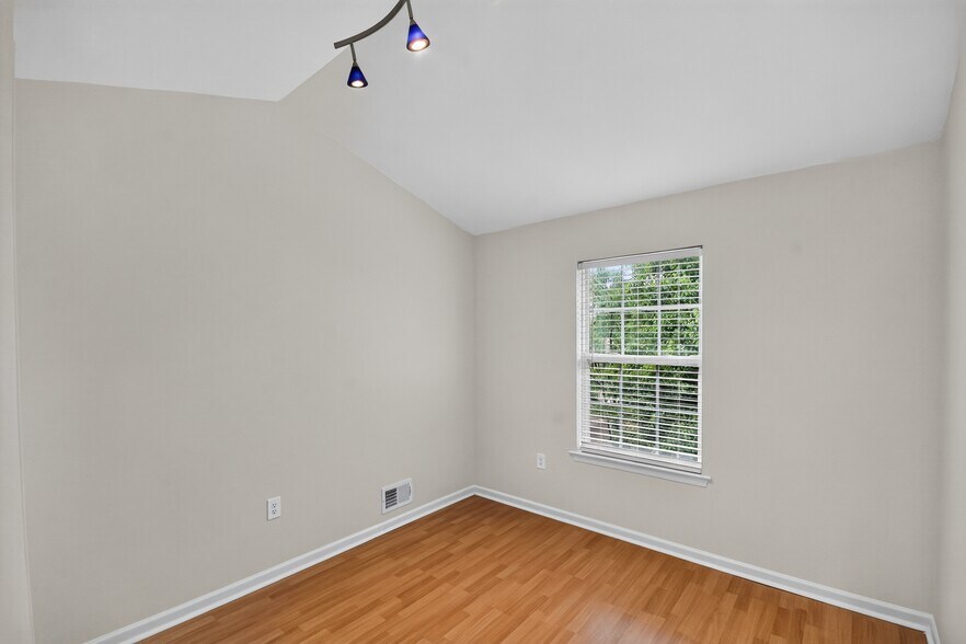 Building Photo - 574 Beachway Ave