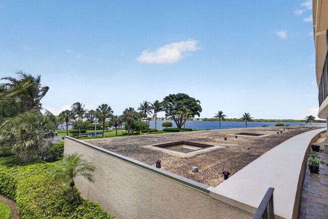 Building Photo - 136 Lakeshore Dr