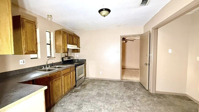 Building Photo - 1001 N Lost Creek Loop