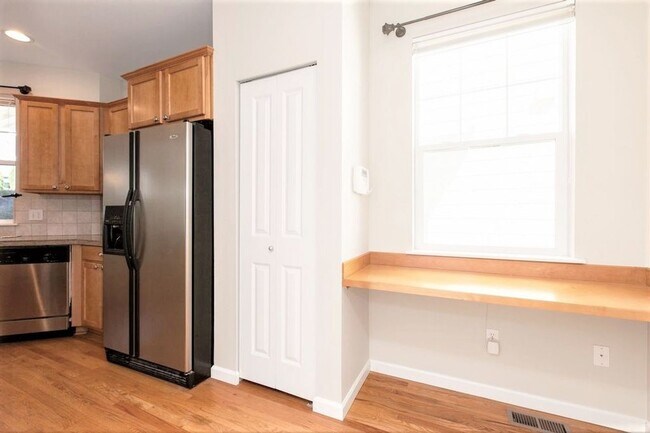 Building Photo - Absolutely Charming 3-Bed 2.5-Bath Home with One Car Garage!