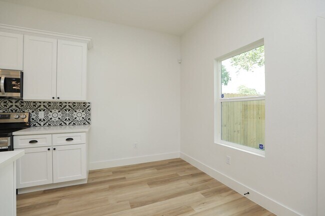 Building Photo - For Lease | 4 Bed, 2.5 Bath | 1,450 Sq Ft |