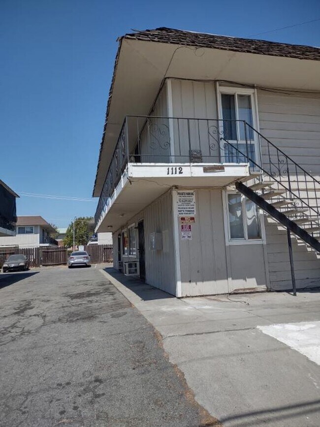 Building Photo - Refurbished 2bd Apartment in 4-Plex Building