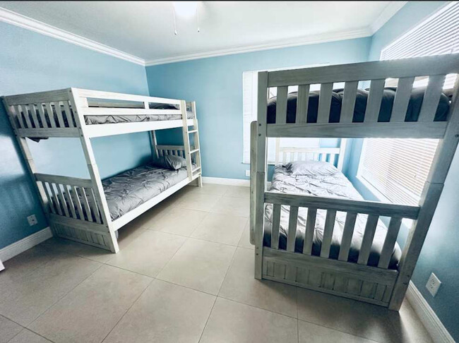 Building Photo - 4211 NE 13th Ave