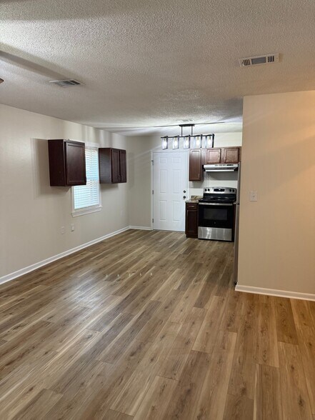 Building Photo - 706 Shady Ln Dr
