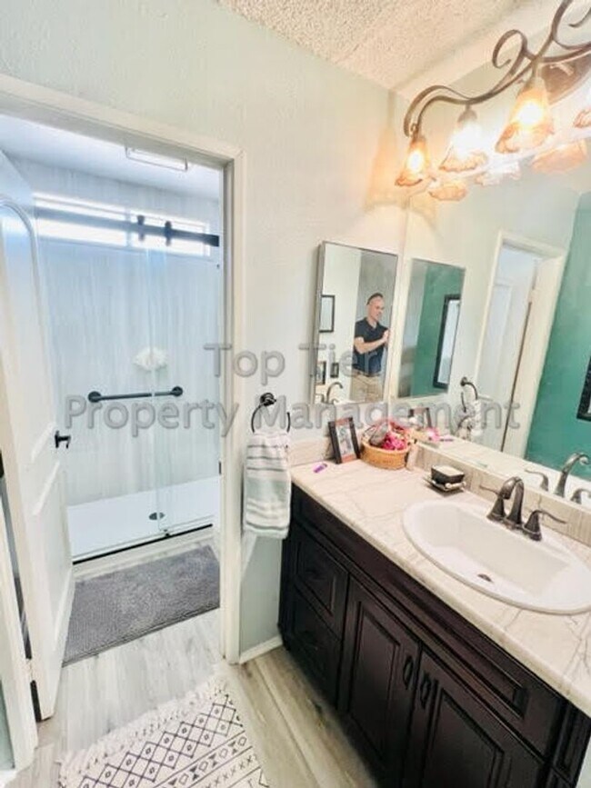 Building Photo - Stunning 3 bed / 2.5 bath / 1,227 sqft Hou...