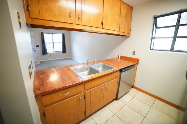 Building Photo - 1530 Merry Oaks Ct