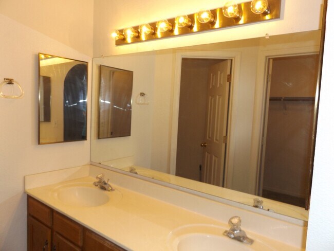 Building Photo - AVAILABLE NOW IN AHWATUKEE!!!