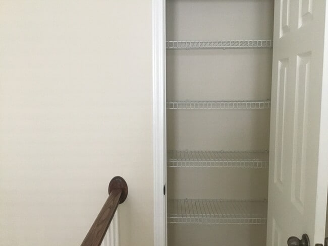 Building Photo - End Unit Townhome with Tons of Extra Storage!
