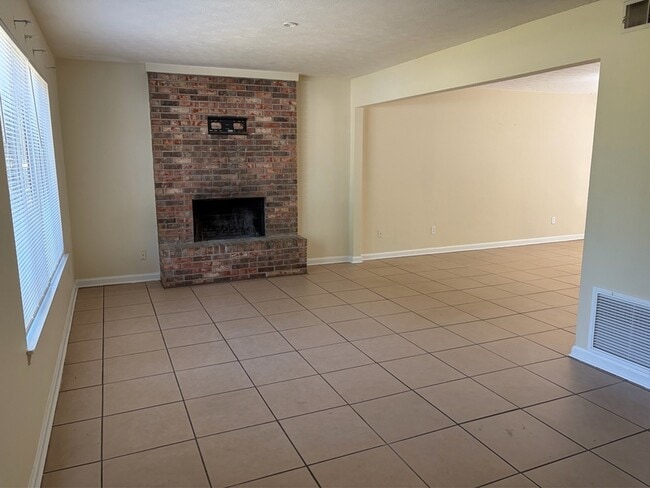 Building Photo - 1819 Salmon Dr