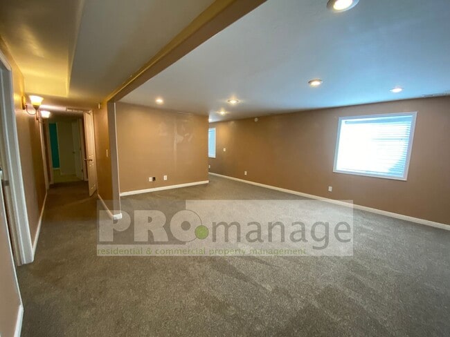 Building Photo - 5 bedroom / 3 bathroom Single Family Home