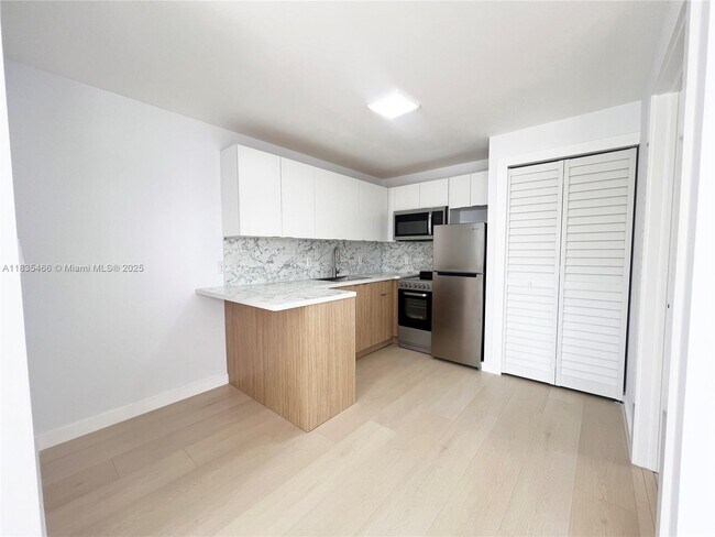 Building Photo - 2555 SW 67th Ave