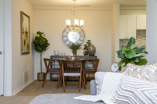 Building Photo - Two Bedroom Signature Style Apartment on t...