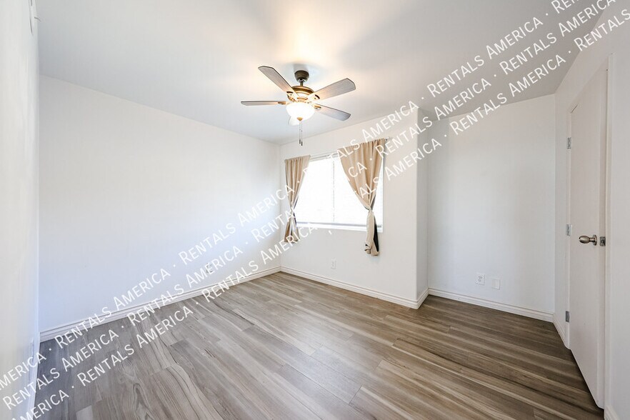 Building Photo - 1601 W Sunnyside Dr