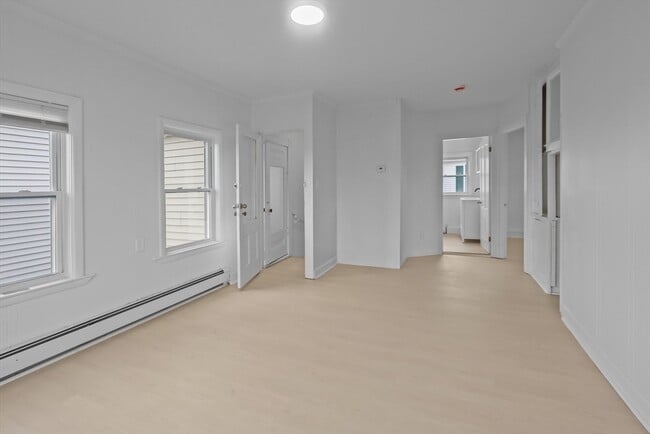 Building Photo - 6 Coffin Ave Ct