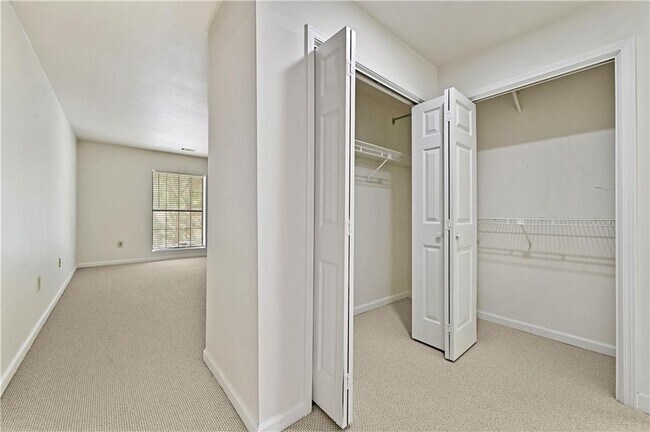 Building Photo - 2201 Pine Heights Dr NE