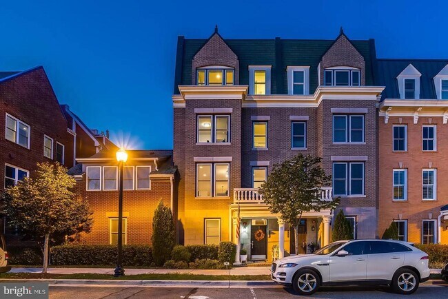 Building Photo - 710 Bluemont Ave