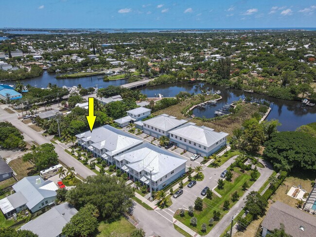 Building Photo - 4650 SE Manatee Way