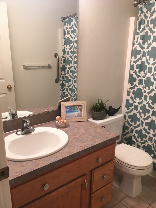 Building Photo - Your Terrace Heights Retreat- Spacious com...