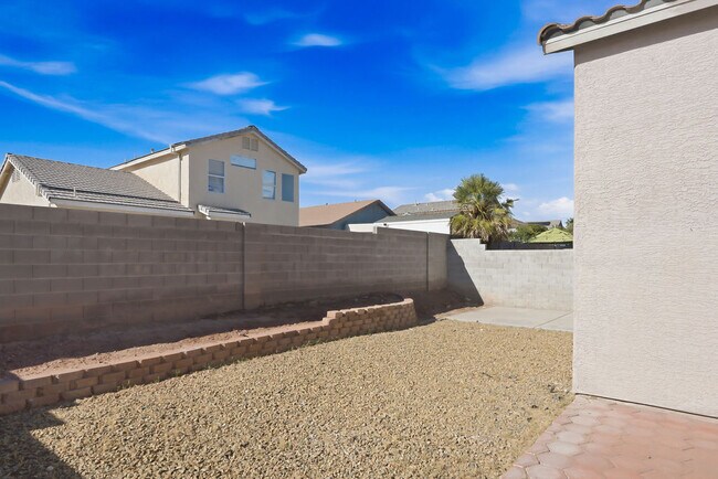Building Photo - 641 Bent Grass Ave