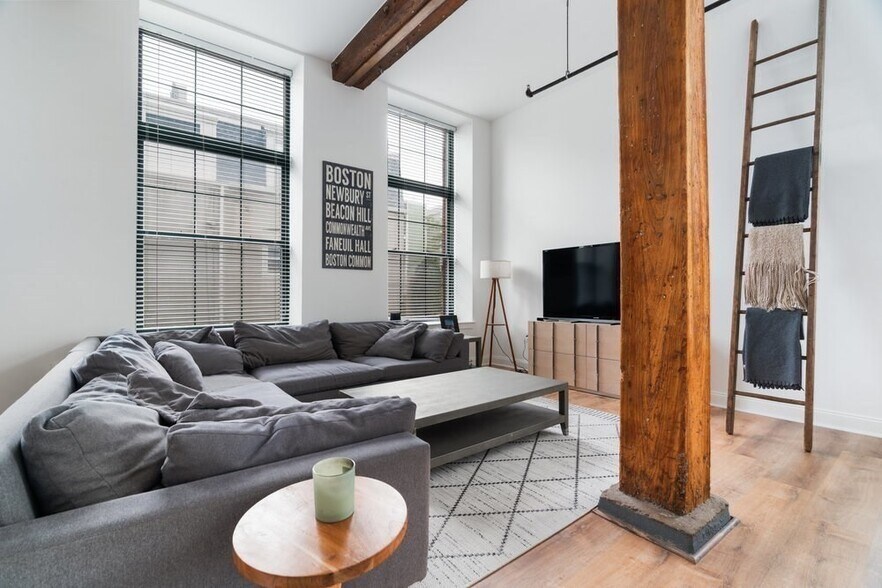 Building Photo - 881 E 1st St