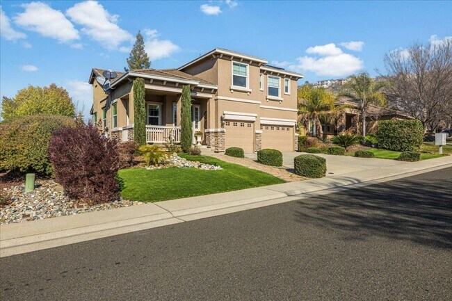 Building Photo - Elegant & Spacious 4 Bedroom Home Near Fol...