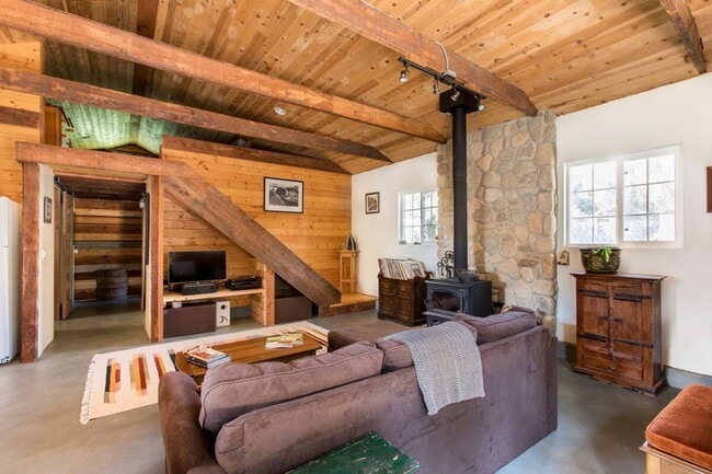 Building Photo - Rustic Modern Farm House