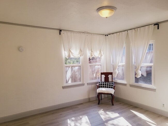 Building Photo - Charming Single Family Home