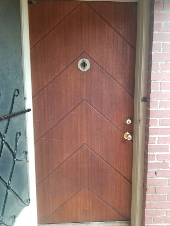 Building Photo - Occupied, do not disturb tenants. Barge-Chestnut Historic District Craftsman 2br 2ba home, with a...