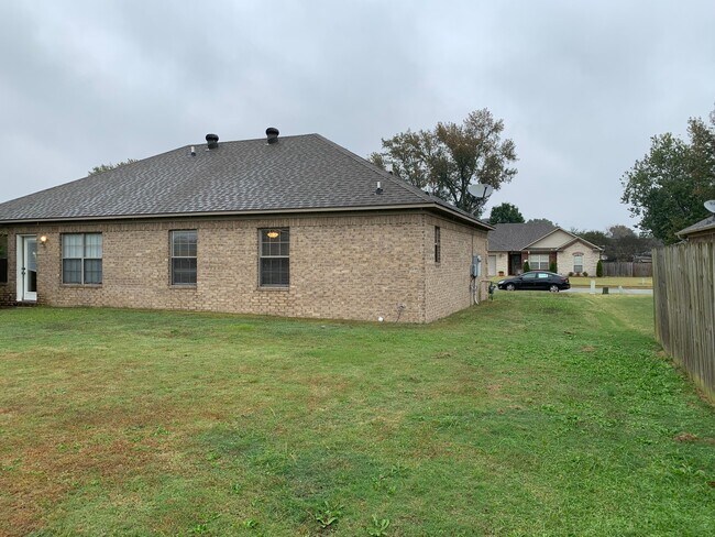 Building Photo - 2413 Versailles Dr