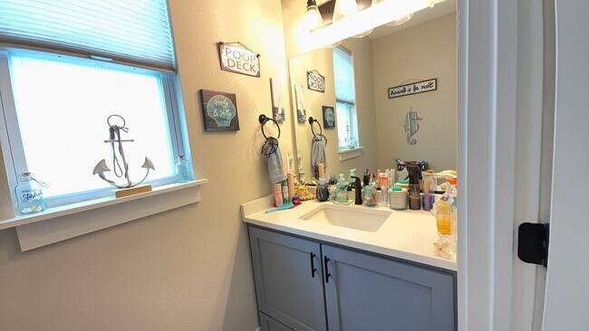 Building Photo - Modern 4-Bedroom Virginia Beach Home Near Town Center!