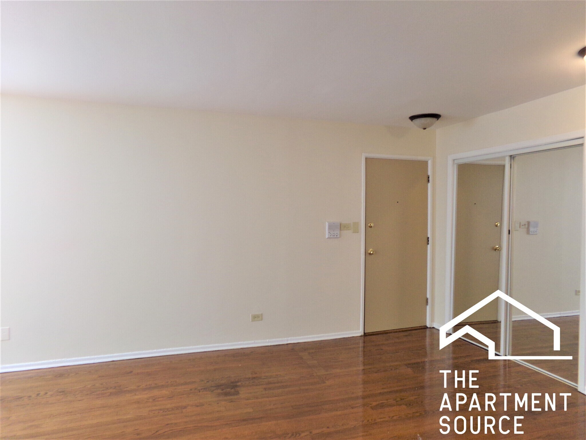 Building Photo - 1644 W Sherwin Ave