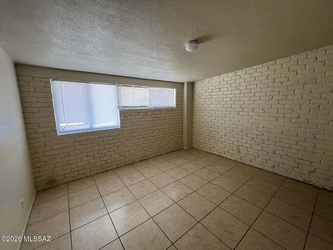 Building Photo - 425 E Delano St